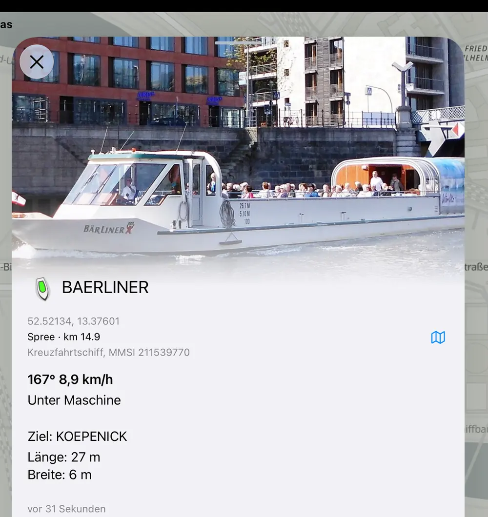 AIS-Detailansicht eines Fahrgastschiffs mit Foto, Name, Kurs und Geschwindigkeit in Rivers & Seas.