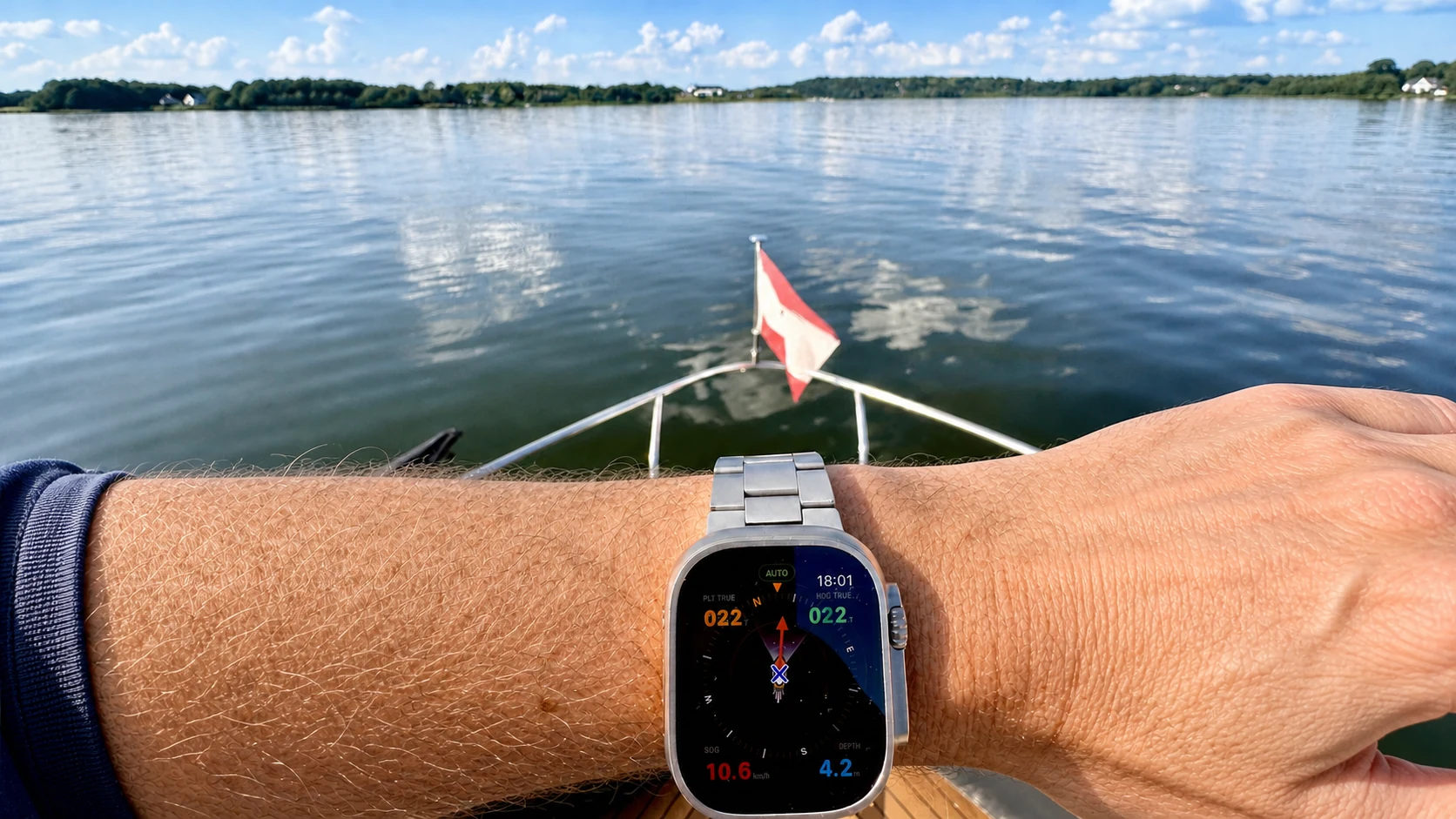 Apple Watch mit Rivers & Seas und aktivem Autopiloten am Steuerstand eines Motorboots.