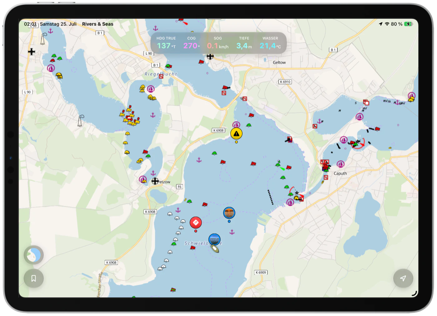 Rivers & Seas auf einem iPad mit OpenSeaMap-Seezeichen und OpenStreetMap an Land.